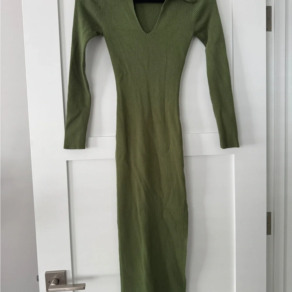 Petal & Pup Green Ribbed Bodycon Dress V-Neck Long Sleeve - Picture 2 of 4